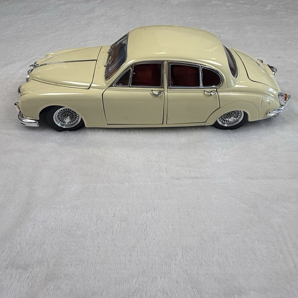 Maisto 1959 Jaguar Mark II 3.8 1:18 Diecast Cream MK2 Opening Parts